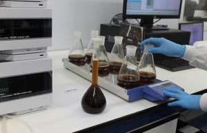 液体硬质泡沫低气味反应型催化剂，易于与多元醇混合，催化效率稳定